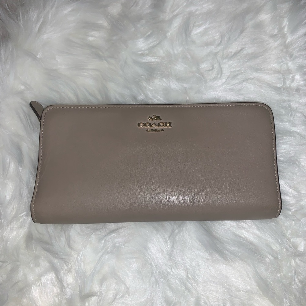 Tan Coach Wallet, hold 16 Credit card,good condition. Has faint blue ink mark.